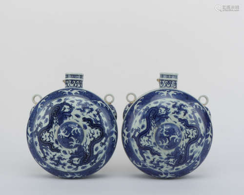 A PAIR OF BLUE AND WHITE DRAGON PATTERN PORCELAIN VASE