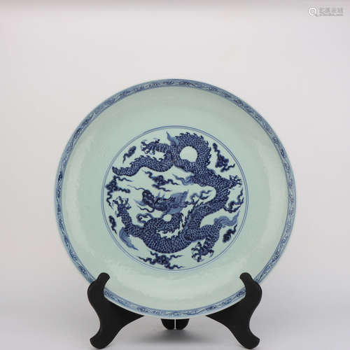 A BLUE AND WHITE DRAGON PATTERN PORCELAIN PLATE