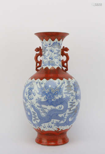 A FAMILLE ROSE IRON RED DRAGON PATTERN PORCELAIN VASE