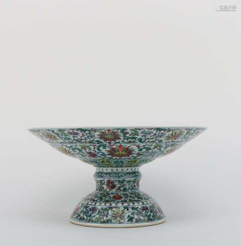 A DOUCAI FLORAL PORCELAIN FRUITS PLATE