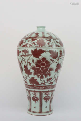 AN UNDERGLAZE RED FLORAL PORCELAIN MEIPING VASE