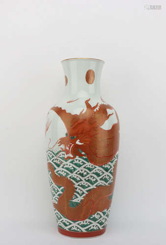 AN IRON RED GILT-INLAID DRAGON PATTERN PORCELAIN VASE