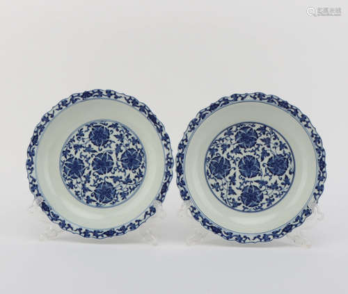 A PAIR OF BLUE AND WHITE FLORAL PORCELAIN PLATES