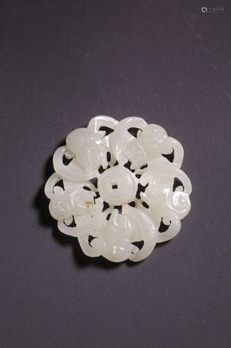 A CARVED HETIAN JADE ORNAMENTS