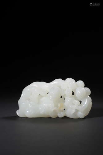 A WHITE JADE FIGURE ORNAMENTS