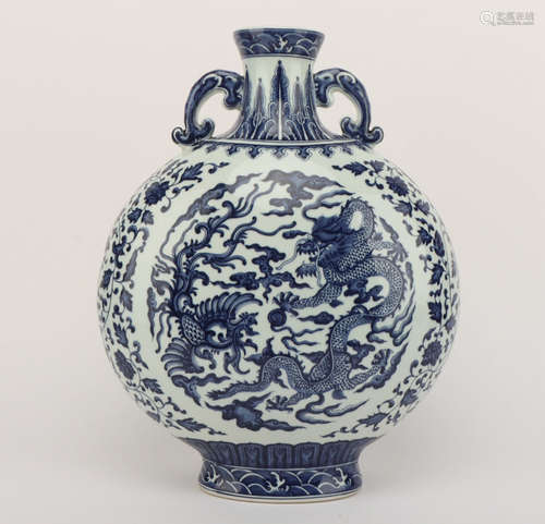 A BLUE AND WHITE DRAGON&PHOENIX PATTERN PORCELAIN VASE