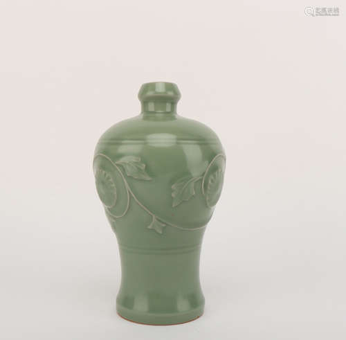 A LONGQUAN PLUM BLOSSOM PATTERN PORCELAIN MEIPING VASE