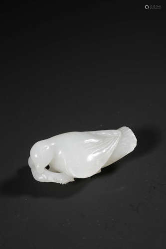 A WHITE JADE PARROT ORNAMENT
