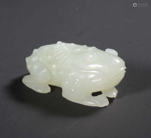 A WHITE JADE GOLDEN CICADA ORNAMENT