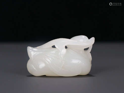 A HETIAN JADE CARVED DUCK ORNAMENT