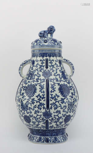 A BLUE AND WHITE FLOWERS PATTERN PORCELAIN ZUN VASE WITH BEAST HANDLE COVER