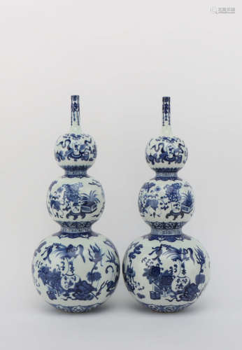 A PAIR OF BLUE AND WHITE FLORAL PORCELAIN GOURD-SHAPED VASE