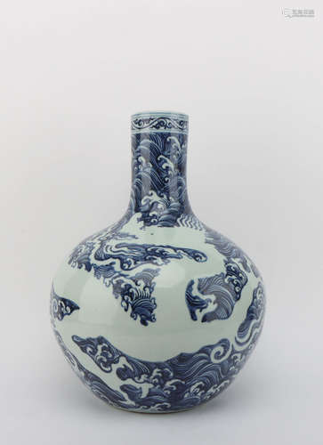 A BLUE AND WHITE WAVE&DRAGON PATTERN PORCELAIN BOTTLE VASE