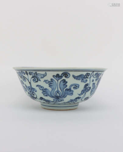 A BLUE AND WHITE FLORAL PORCELAIN BOWL