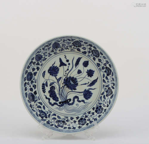 A BLUE AND WHITE LOTUS PATTERN PORCELAIN PLATE