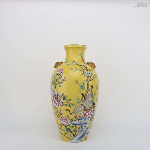 AN ENAMEL FLOWER&BIRD PATTERN PORCELAIN VASE