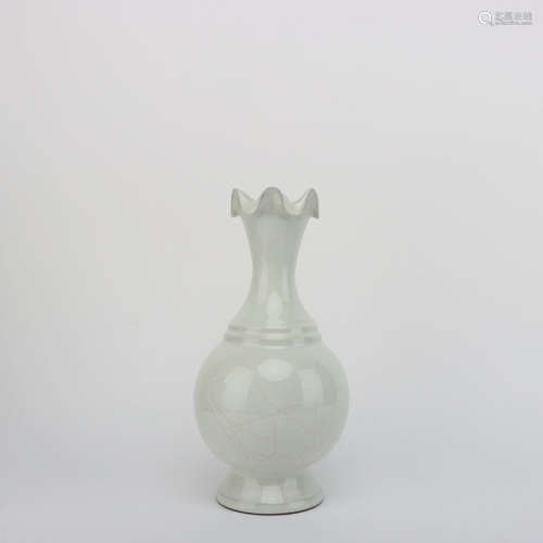 A GUAN KILN PORCELAIN FLOWER-MOUTH VASE