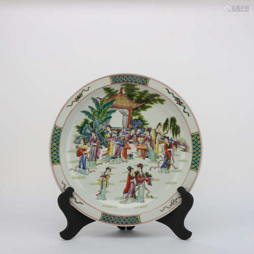 A FAMILLE ROSE FIGURES PORCELAIN FIGURES PLATE