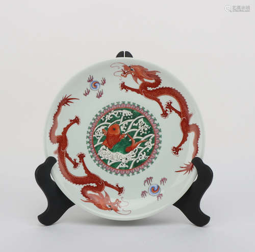 A FAMILLE ROSE DRAGON PATTERN PORCELAIN PLATE