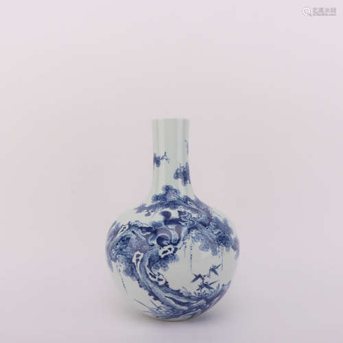 A BLUE AND WHITE SQUIRREL PATTERN PORCELAIN BOTTLE VASE