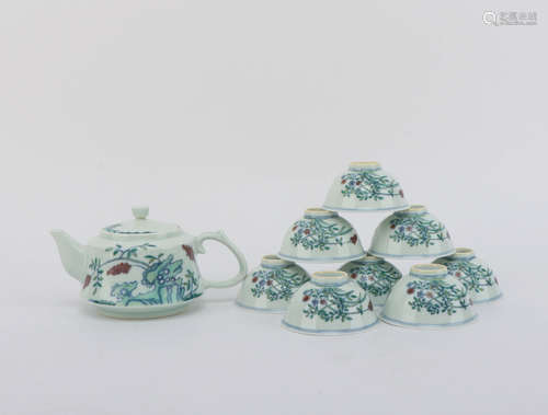 A SET OF DOUCAI FLORAL PORCELAIN TEA POT AND CUPS