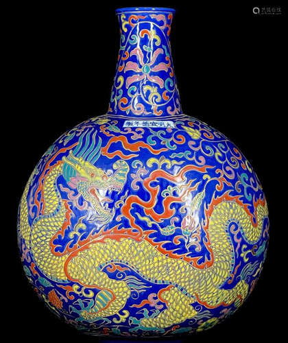 XUANDE MARK WUCAI GLAZE VASE