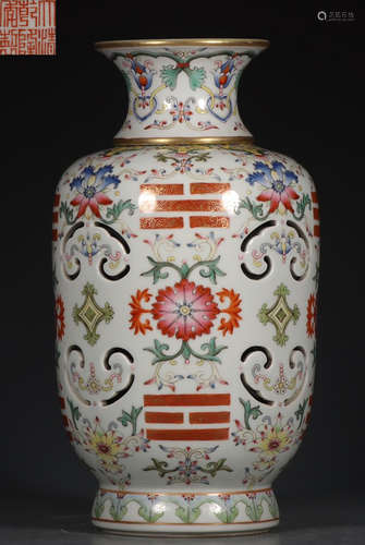 DAQINGQIANLONGNIANZHI MARK FAMILLE ROSE GLAZE VASE