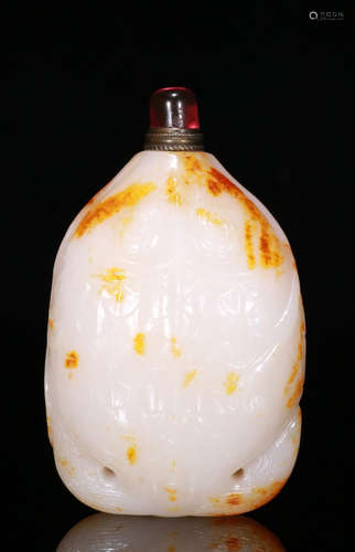 HETIAN JADE SNUFF BOTTLE CARVED WITH FISH