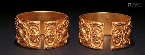 PAIR OF GILT BRONZE BANGLE CARVED WITH STORY