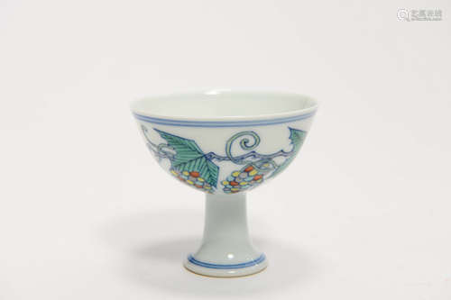 A DOUCAI GRAPE PORCELAIN STEM CUP