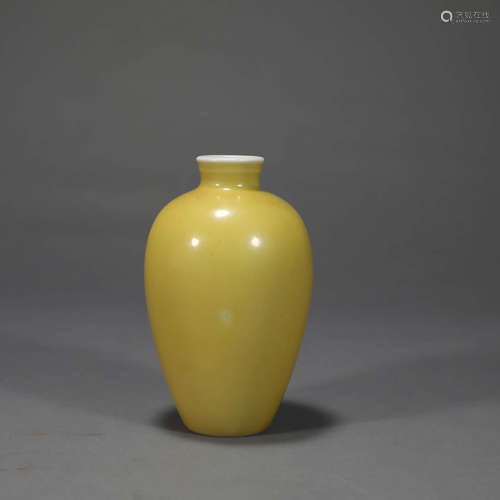 A YELLOW GLAZED PORCELAIN MEIPING VASE