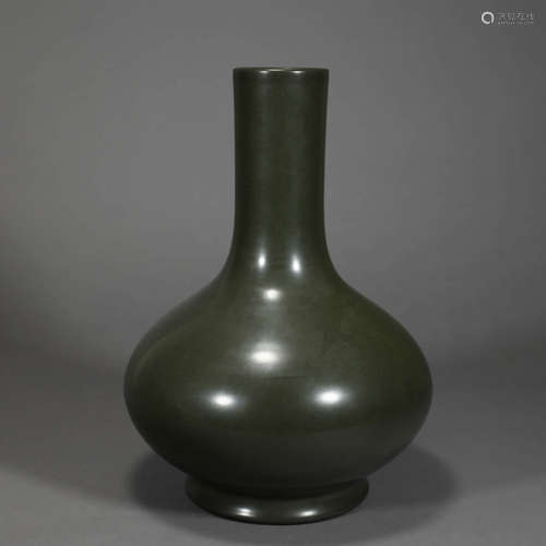 A TEA DUST GLAZED PORCELAIN VASE