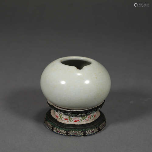A GE KILN PORCELAIN WATER COUPE