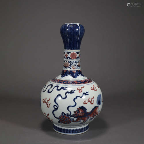 A BLUE AND WHITE UNDERGLAZE RED LION GARLIC-HEAD PORCELAIN VASE