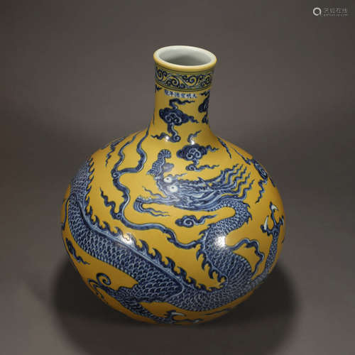 A YELLOW GROUND BLUE AND WHITE DRAGON PORCELAIN BOTTLE VASE