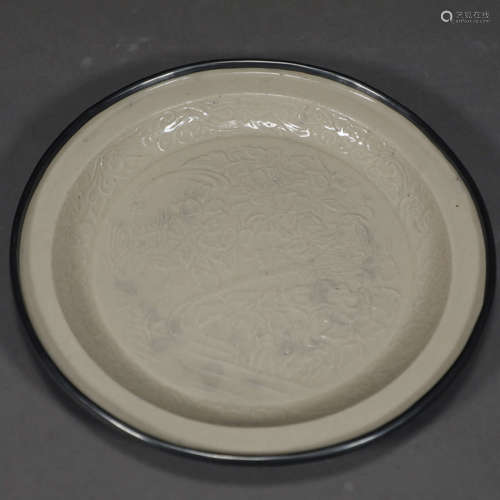 A DING KILN WHITE GLAZED PORCELAIN PLATE