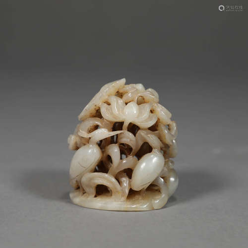 A WHITE JADE CARVED ORNAMENT