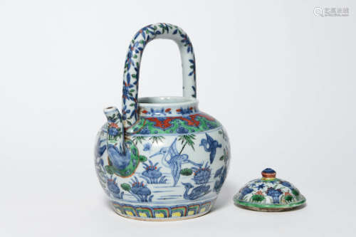 A BLUE AND WHITE MULTICOLORED PORCELAIN TEAPOT