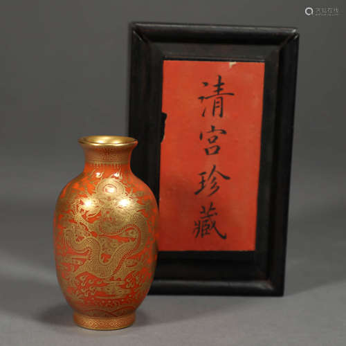 A GILT-DECORATED AND CORAL-RED DRAGON PORCELAIN VASE