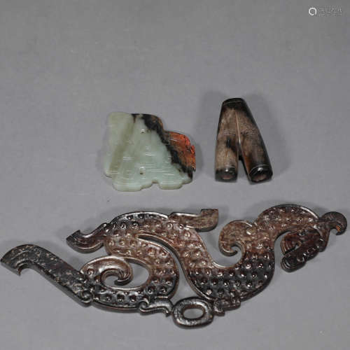 A SET OF 3 JADE CARVED ORNAMENTS