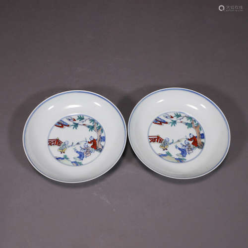 A PAIR OF DOUCAI FIGURE PORCELAIN PLATES