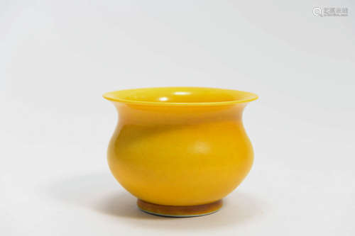 A YELLOW GLAZED PORCELAIN VESSEL