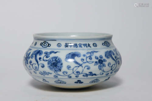 A BLUE AND WHITE PORCELAIN BOWL