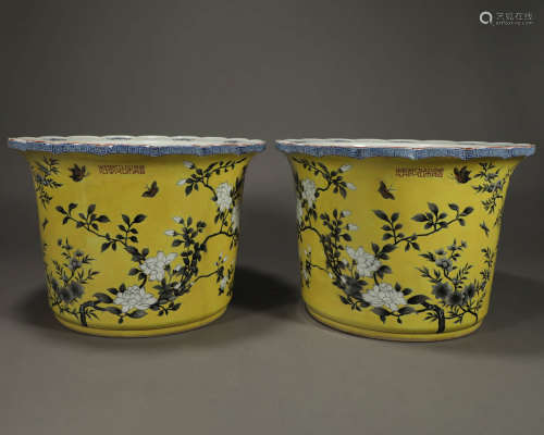 A PAIR OF YELLOW GROUND FAMILLE ROSE PORCELAIN PLANTERS