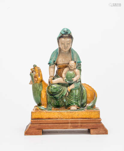 A SANCAI PORCELAIN SITTING GUANYIN STATUE