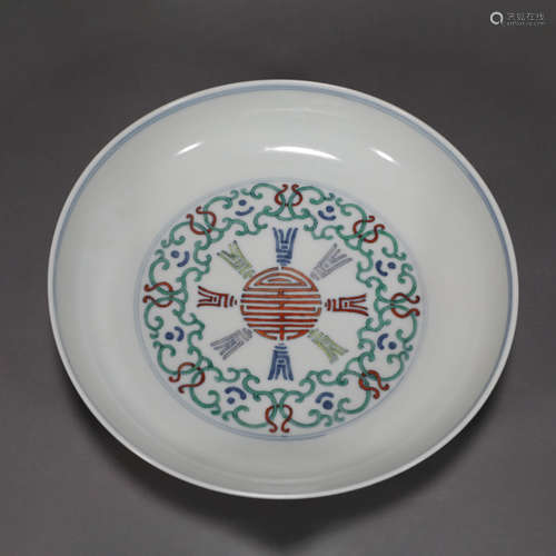 A DOUCAI PORCELAIN PLATE