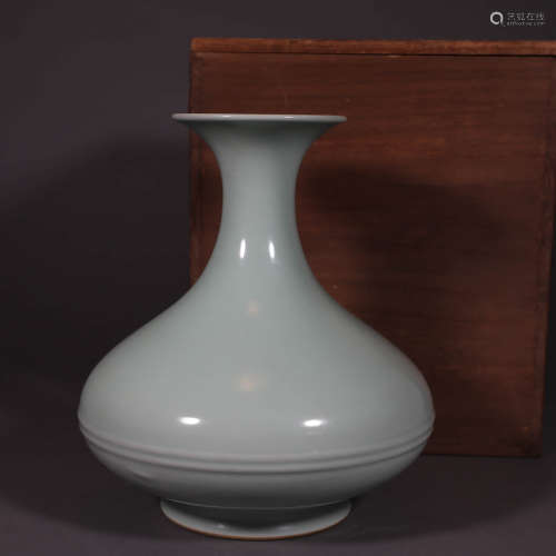 A RU-TYPE KILN PORCELAIN VASE