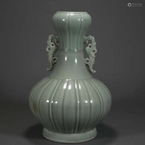 A CELADON GLAZED GARLIC-HEAD PORCELAIN VASE