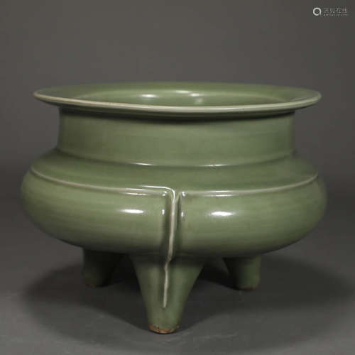 A LONGQUAN KILN PORCELAIN TRIPOD CENSER