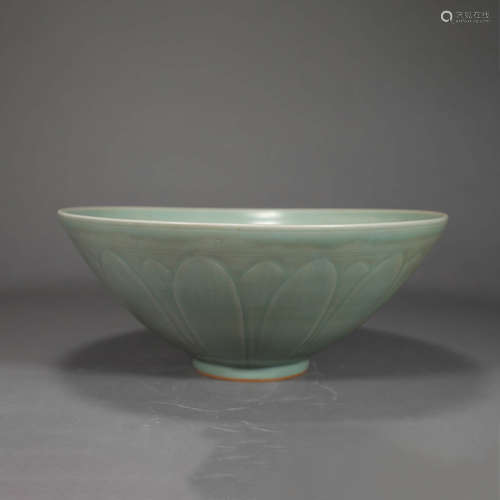 A LONGQUAN KILN FLOWER PORCELAIN BOWL